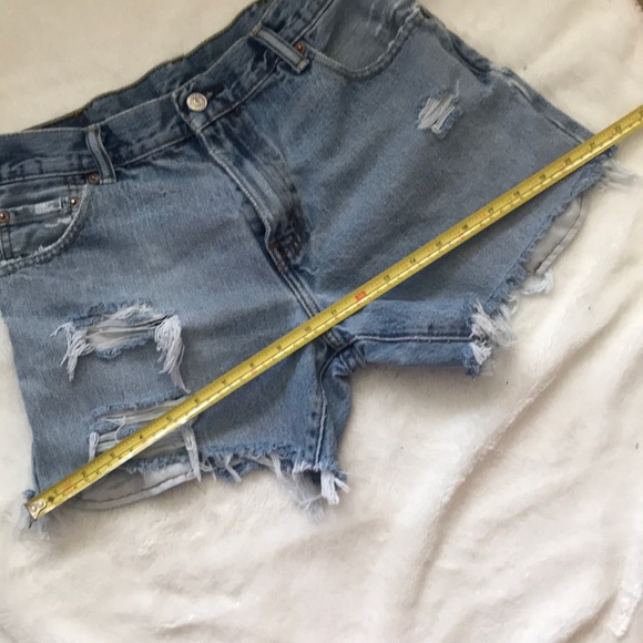 Levi’s 517 High Waisted Distressed Raw Hem Cutoffs - Picture 8 of 12